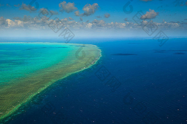 澳大利亚联合国教科文组织世界遗产地大堡礁海洋公园阿灵顿礁鸟瞰图
