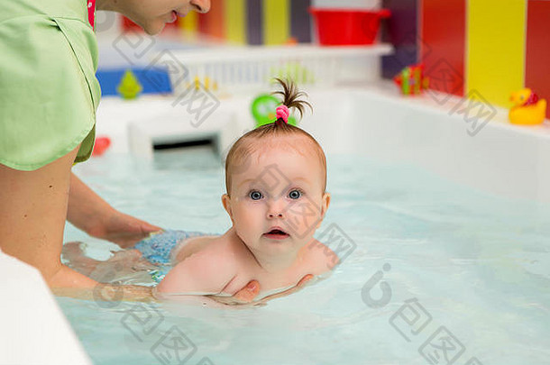 宝宝学游泳，宝宝游泳，健康家庭妈妈教宝宝游泳池
