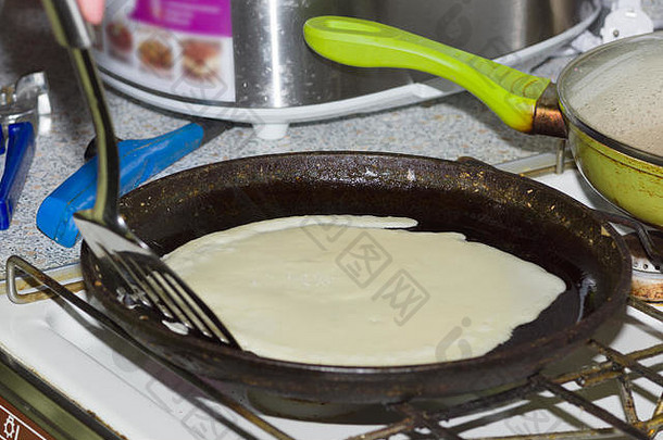 烹饪面粉煎饼黑色的投铁长柄平底煎锅