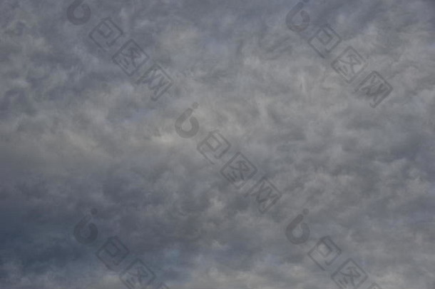 一个秋天的傍晚，阿伯丁上空，层积<strong>云</strong>的纹理粗糙的底部。自然天气背景，苏格兰，英国。