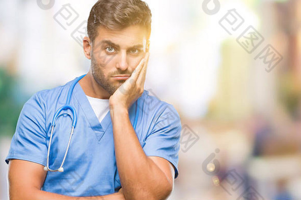 年轻英俊的医生，外科医生，一个有着与世隔绝背景的男人，双臂交叉，看起来很疲惫，对抑郁症感到厌烦。