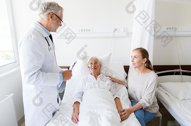 医院里拿着剪贴板的老妇人和医生