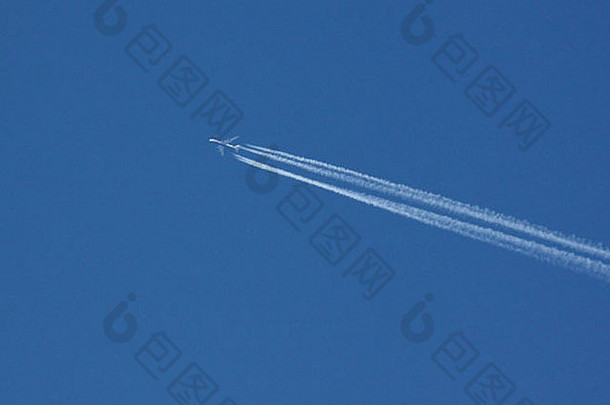 飞机在蓝天上的轨迹