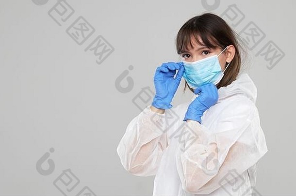 亚洲女人把保护面具西装受保护的流感埃博拉病毒肺结核病毒个人保护设备生物