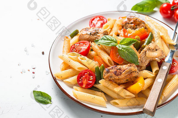 白盘子里有芝麻肉和<strong>蔬菜</strong>的意大利面。