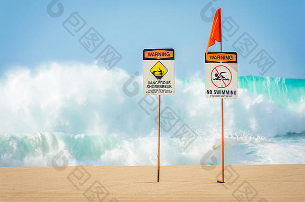 夏威夷瓦胡岛北岸的班扎伊管道附近，由于巨浪和危险的断岸，禁止游泳的警告标志。