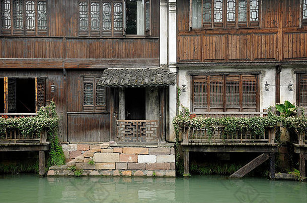 位于中国浙江省桐乡乌镇风景区内的一座木制建筑物，位于水渠两侧。