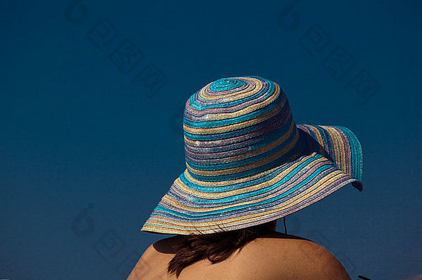 戴沙滩帽的女人