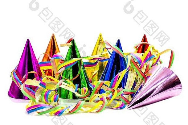 白色背景上隔离的彩色派对帽和纸带，生日或狂欢节邀请函