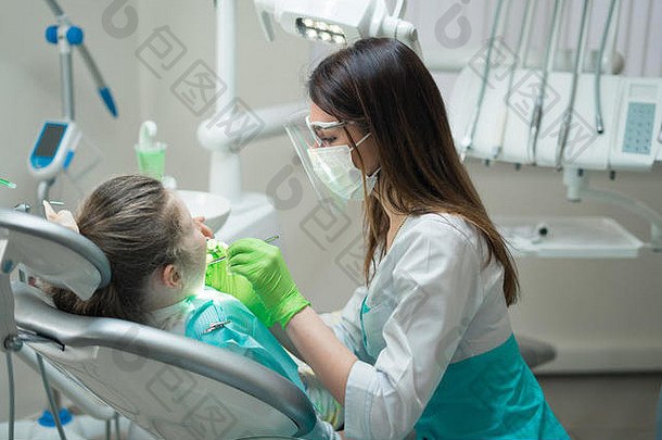女牙医检查小女孩病人