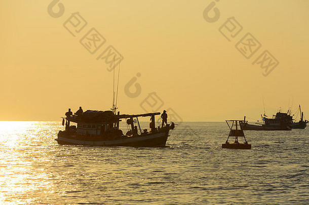 日落与海景和渔船在Koh Rong。柬埔寨