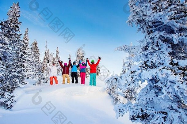 寒假时，与朋友一起滑雪和滑雪板。滑雪者在森林里玩雪日出山顶上的蓝天