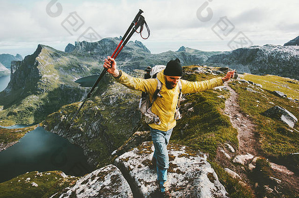 男子<strong>冒险者</strong>之旅在挪威山区跑步旅行生活方式冒险成功赢家概念徒步旅行户外活跃暑假