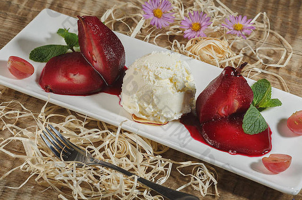 冰奶油水果树莓冰奶油白色板开销拍摄