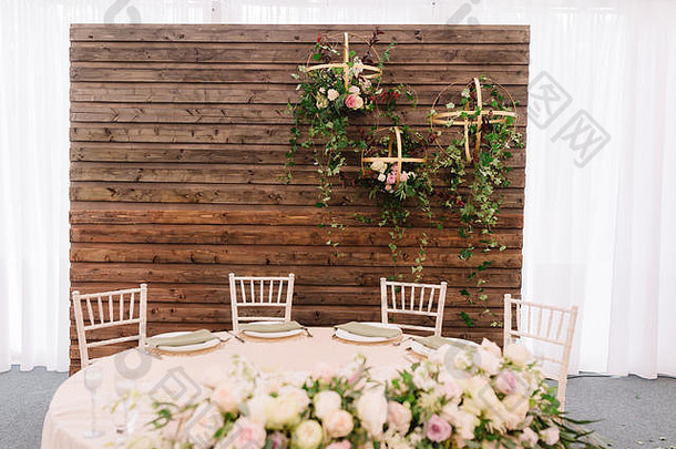 木制背景前装饰的婚宴桌