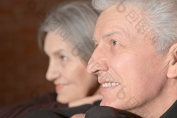 家里的快乐老年夫妇