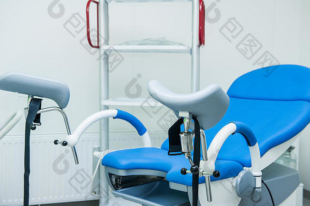 带椅子和设备的妇科手术室