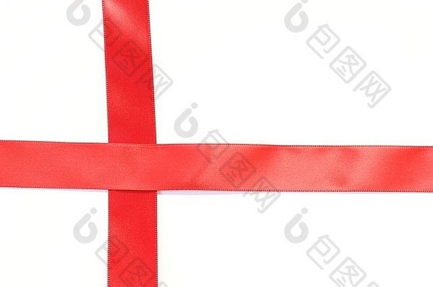 红色的丝绸、缎子或布带交叉在白色背景上，就像是包装好的礼物。