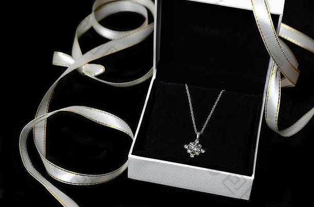 银项链白色礼物盒子黑色的背景