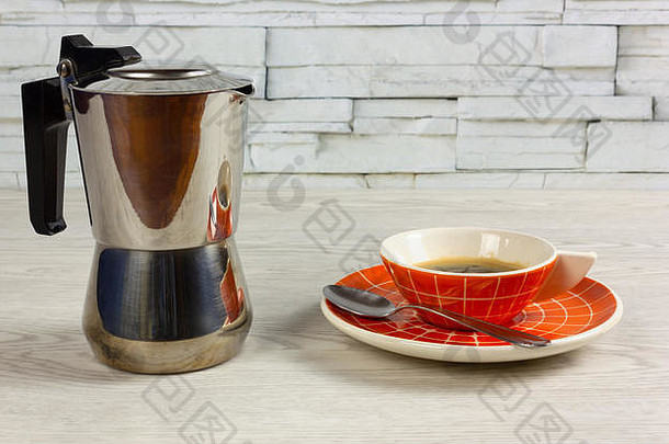 橙色咖啡杯，现代设计，白色木桌上有咖啡壶