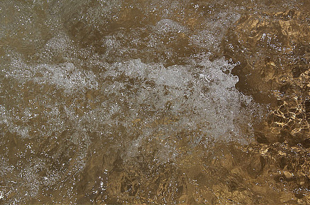 流动液体清晰的很酷的新鲜的水运行鹅卵石岩石河床上运动冻快快门速度明亮的阳光