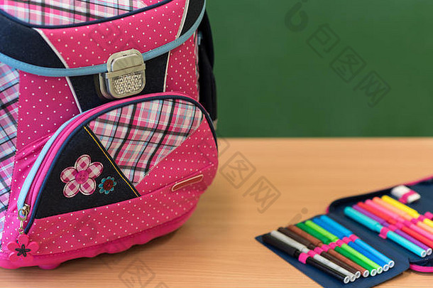 粉红色的女孩学校袋铅笔情况下桌子上Greenboard一天学校概念