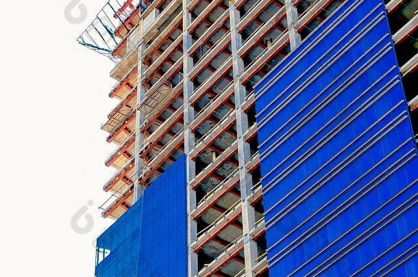 建设理念。建造一座高层公寓楼。玻璃蓝色正面。家里的玻璃