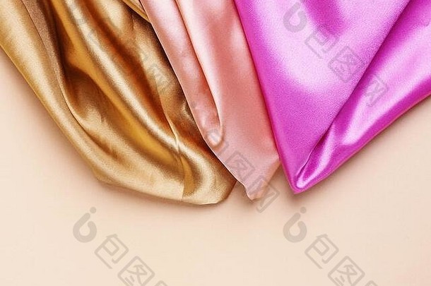 色彩斑斓的织物丝绸堆栈背景织物色板堆放大桩颜色粉红色的银黄色的蓝色的衣服使温柔的