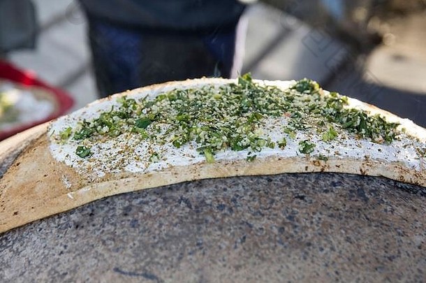 传统的德鲁兹皮塔面包，在金属烤箱或塔瓦烤制，配拉班奶酪、中德特伦酸奶和绿色塔布勒沙拉
