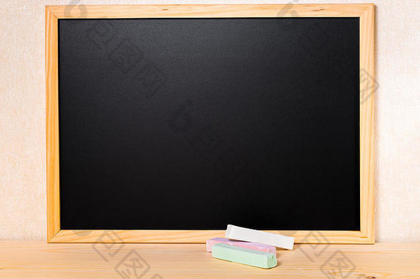 空的空白学校新的黑色黑板和彩色粉笔在桌子上，特写