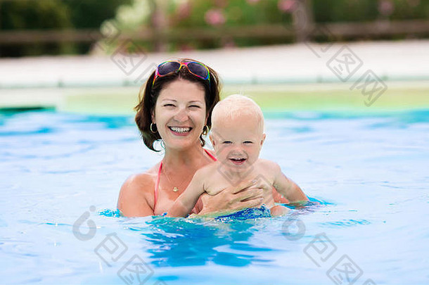 在炎热的<strong>夏日</strong>，快乐的年轻母亲在室外<strong>游泳</strong>池里和她的孩子玩耍。孩子们在家庭假期学习<strong>游泳</strong>。孩子们在t中放松