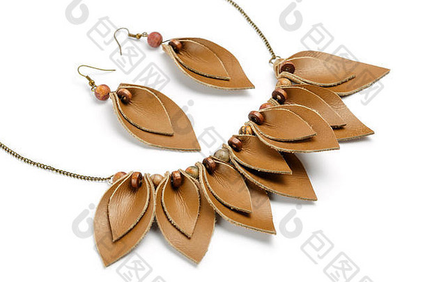 棕色皮革制成的花瓣形式的原始手工项链和耳环