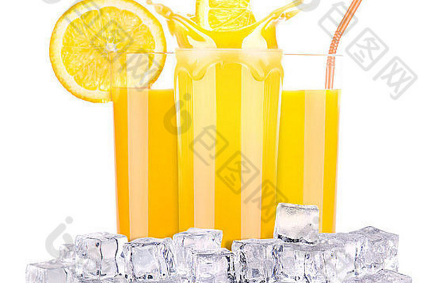 新鲜的橙色汁玻璃飞溅孤立的白色背景