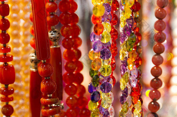 在跳蚤市场上准备出售的手工饰品（项链、珠子），由商店橱窗上的宝石制成。