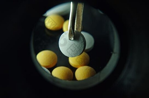 制药医学概念黑色的背景医疗药片医学药物药片黄色的平板电脑白色胶囊