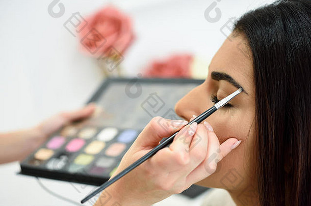化妆师在女人的眉毛上化妆