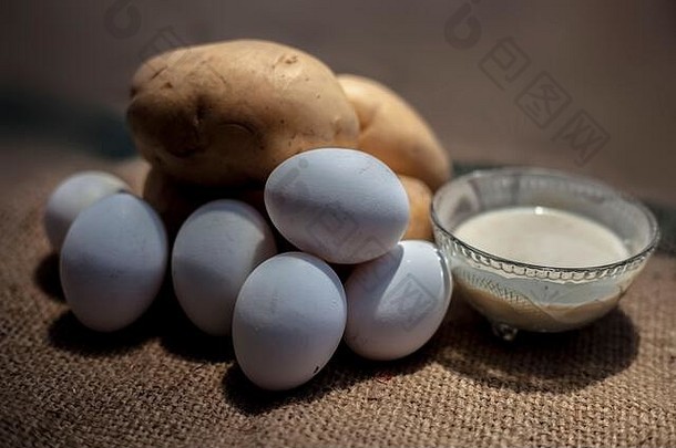 土豆和蛋清面膜，在棕色表面上实现自然发光皮肤，使用生土豆和鸡蛋以及gl制成的面膜