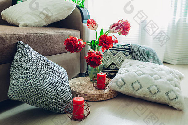 现代客厅内部细节。枕头上放着蜡烛和草垫装饰的榻榻米