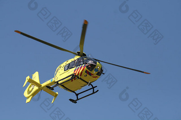 荷兰梅德布利克——2012年8月12日：医疗救援直升机正在前往医院的途中