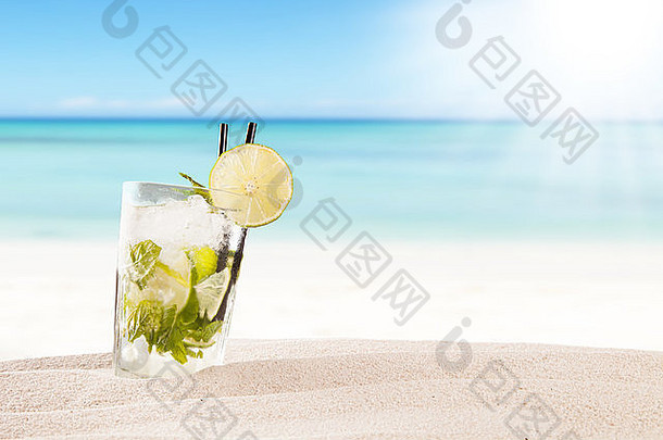 沙滩上的异国情调夏日饮料，背景上的模糊海滩