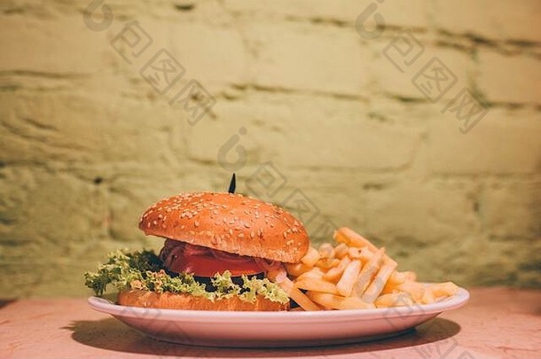 美味的美味的美味的插座汉堡乘务员番茄满足内部说谎板法国薯条图片方特餐快食物