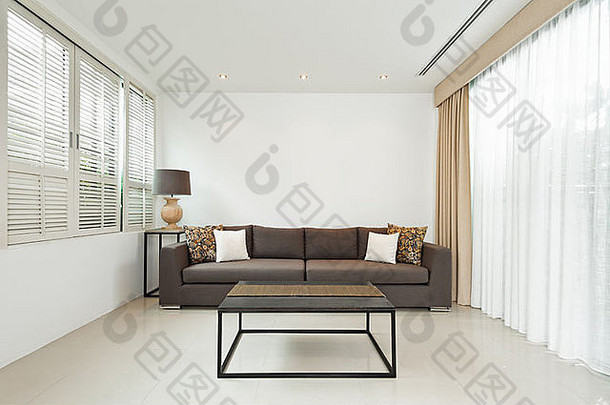 明亮的生活房间灰色沙发简约装饰