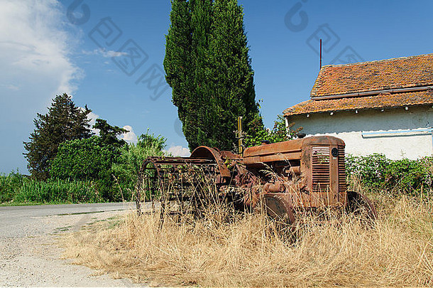法国农村一台生锈的旧拖拉机发动机