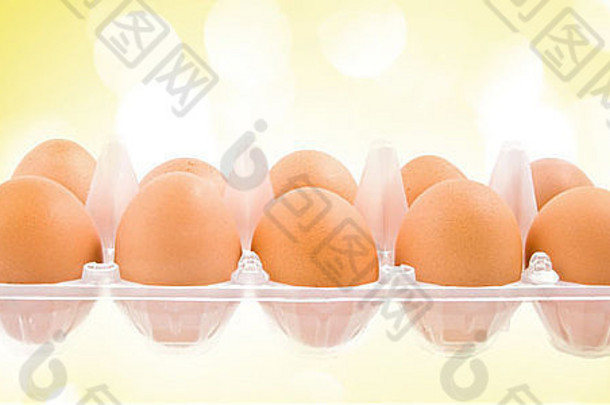 背景为黄色灯光的一包鸡蛋