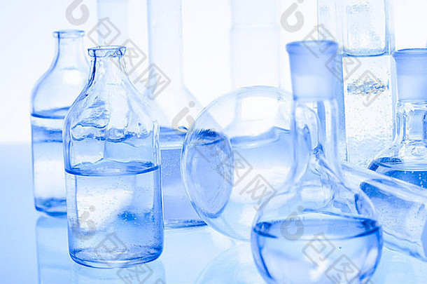 蓝色风景中的实验室玻璃