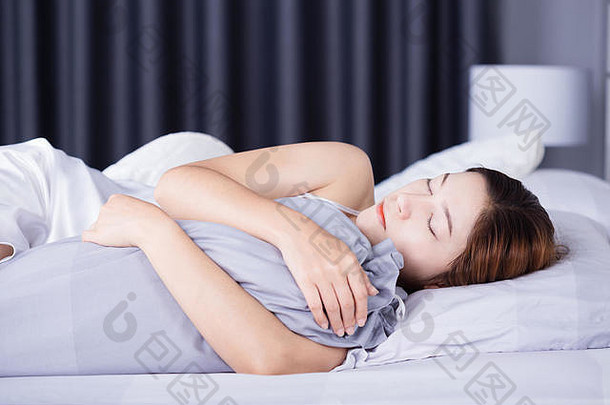女人睡觉支持枕头床上卧室