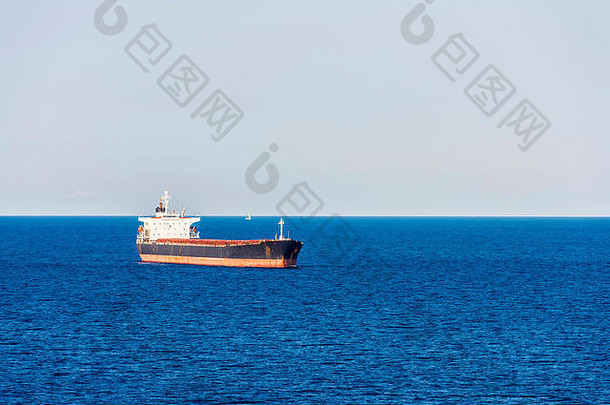 油轮船航行地中海海
