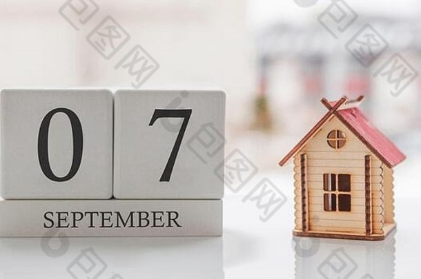 九月日历和玩具屋。每月第7天。用于打印或记忆的卡片信息