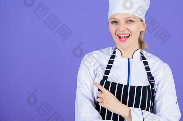 邀请她参加烹饪学校的<strong>硕士班</strong>。快乐的厨师大师。专业厨师微笑着指着别处。厨师长穿着厨师制服，戴着白帽子。她的手艺大师，空间。