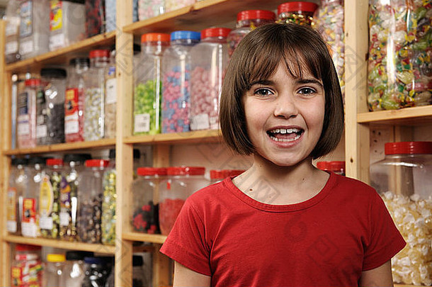 年轻的女孩微笑相机甜蜜的商店